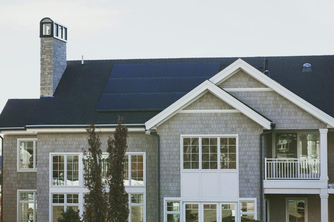 Villa met zonnepanelen op het dak